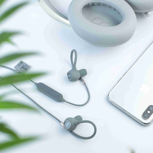 Earbuds vs Headphones: Which one is right for you?